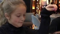 Mampir ke restoran Salt Bae, Harper coba menabur garam dengan satu tangan. Steak di hadapannya kelihatan enak ya? Foto: Harper Beckham Fashion Blog