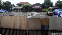 Tampak pagar Mapolsek Ciracas ditutup papan.