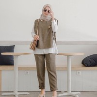 Salah satu ciri khas Mega Iskanti adalah padu padan warna yang tak bertumpuk. Ia selalu memakai warna senada dari hijab hingga celana. Foto: Instagram/Megaiskanti