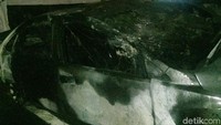 Tampak sisi kanan mobil rusak parah dan kaca mobil pecah (Foto: Ibnu Hariyanto/detikcom)
