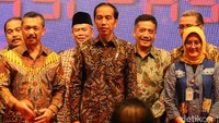 Jokowi juga membeberkan alasannya memberi perhatian lebih kepada pasar tradisional. Ia mengatakan bahwa banyak pihak yang menggantungkan hidupnya dari pasar.