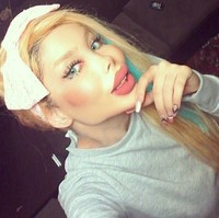 Pada bagian hidungnya pun tampak aneh. Bentuknya kecil dan terlalu tinggi sehingga tampak tidak simetris. Foto: Instagram (@Sanaztt)