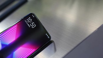 Vivo tidak menyematkan kamera di bagian depan. Namun mereka membenamkan tiga kamera di bagian belakang.   Foto: Sina Mobile