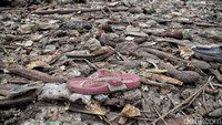 Sampah ini terbawa arus laut dan akibat ulah warga yang masih membuang sampah sembarangan.