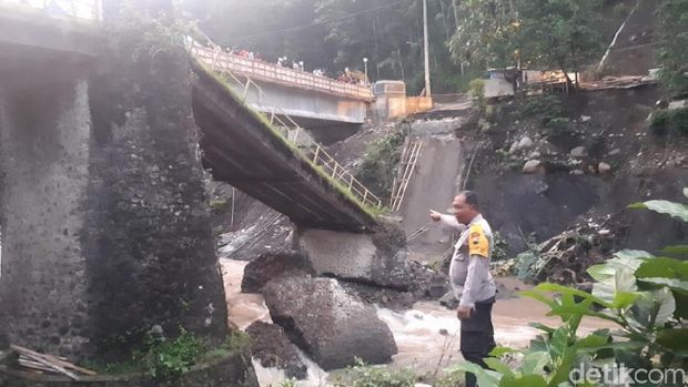 Jembatan Kaligenting Penghubung Pekalongan-Pemalang Roboh