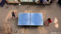Warga yang datang untuk bermain tenis meja pun tak sedikit. Sejumlah orang berkumpul mulai dari pagi hingga sore hari untuk berolahrga atau sekadar bermain tenis meja di Pasar Grogol.