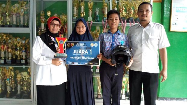 Bukan Alarm, Siswa SMP di Ponorogo Bikin Helm untuk Amankan Motor
