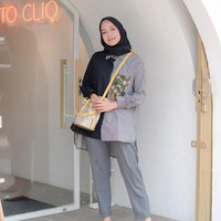 Kemeja yang ia pilih juga tampak berbeda dengan paduan warna monokrom dengan detail embroidery. Foto: Instagram/Megaiskanti