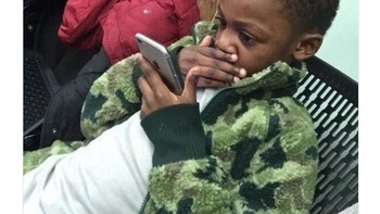 Meme ini menggambarkan pemain Liverpool Sadio Mane sedang introspeksi diri usai laga, akibat buang-buang peluang. (Foto: Internet/Twitter)