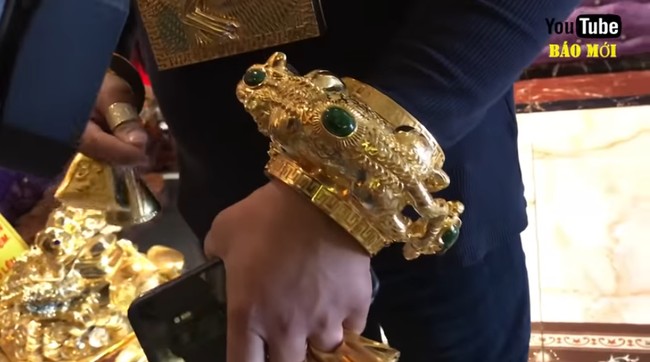 Koleksi perhiasan emas yang dipakainya cukup beragam. Terdiri dari dua gelang yang masing-masing beratnya 5 kg, empat cincin dan waistband seberat 500 gram dan kalung rantai 5 kg. Foto: Screenshot YouTube