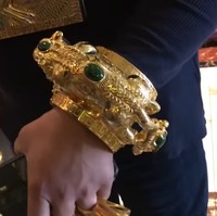 Koleksi perhiasan emas yang dipakainya cukup beragam. Terdiri dari dua gelang yang masing-masing beratnya 5 kg, empat cincin dan waistband seberat 500 gram dan kalung rantai 5 kg. Foto: Screenshot YouTube