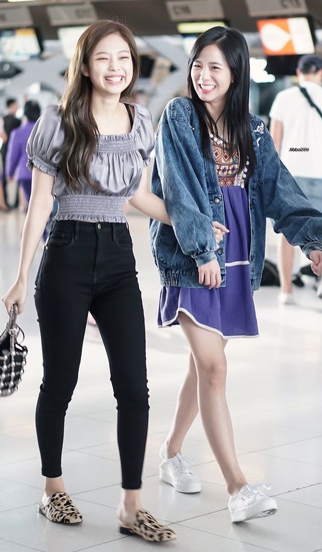 Begitu juga dengan rekan mereka yang lain, Jennie dan Jisoo. Kali ini Jennie mengenakan atasan simpel dan celana jeans sementara Jisso memilih dress yang dipadu jaket denim. Foto: Pinterest