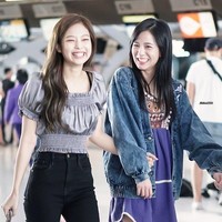 Begitu juga dengan rekan mereka yang lain, Jennie dan Jisoo. Kali ini Jennie mengenakan atasan simpel dan celana jeans sementara Jisso memilih dress yang dipadu jaket denim. Foto: Pinterest