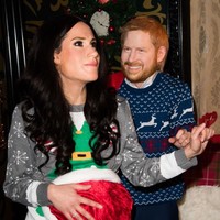 Patung lilin hidup dari anggota kerajaan tersebut bertema Natal. Sosok Meghan dan Harry menggunakan sweater. Foto: Getty Images