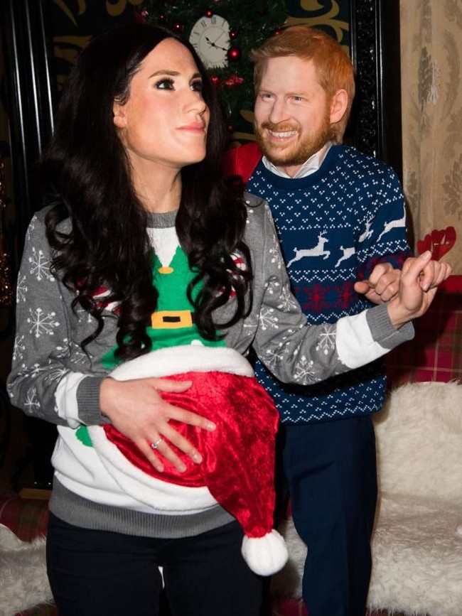 Patung lilin hidup dari anggota kerajaan tersebut bertema Natal. Sosok Meghan dan Harry menggunakan sweater. Foto: Getty Images