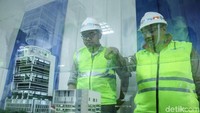 Dua orang petugas menunjukkan maket gedung kantor Dinas Pendidikan Provinsi DKI Jakarta yang dikerjakan oleh Wika Gedung dengan tempo waktu yang sangat singkat, kurang lebih 8 bulan.
