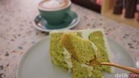 Cliq Coffee: Rasa Eksotik Cake Klepon dan Cafe Mocha Hangat