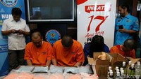 Penangkapan berawal dari informasi tentang penyelundupan ekstasi asal Belanda melalui Port Klang, Malaysia. Kemudian, para tersangka mengangkut narkotik menggunakan sebuah kapal dari Tanjung Pinang menuju Surabaya.