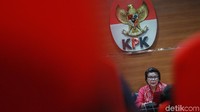 Bupati Cianjur Irvan Rivano Muchtar ditetapkan sebagai tersangka berkaitan dengan Dana Alokasi Khusus (DAK) Pendidikan. Irvan meminta kepala sekolah di wilayahnya menyetorkan uang.