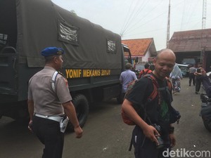2 Truk Yonif Mekanis Kodam Jaya Merapat ke Polsek Ciracas