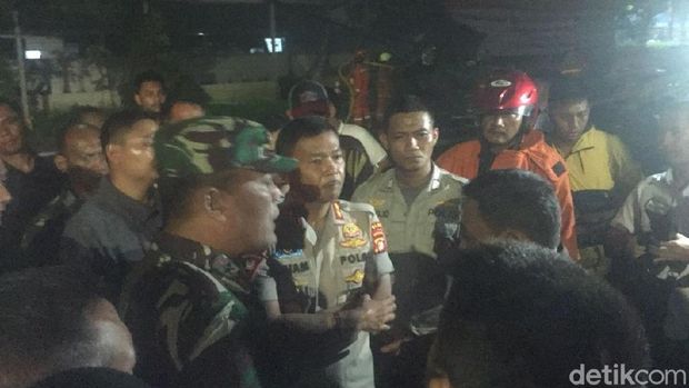Kapolda Metro Jaya dan Pangdam Jaya Mayjen TNI Joni Supriyanto mendatangi Polsek Ciracas