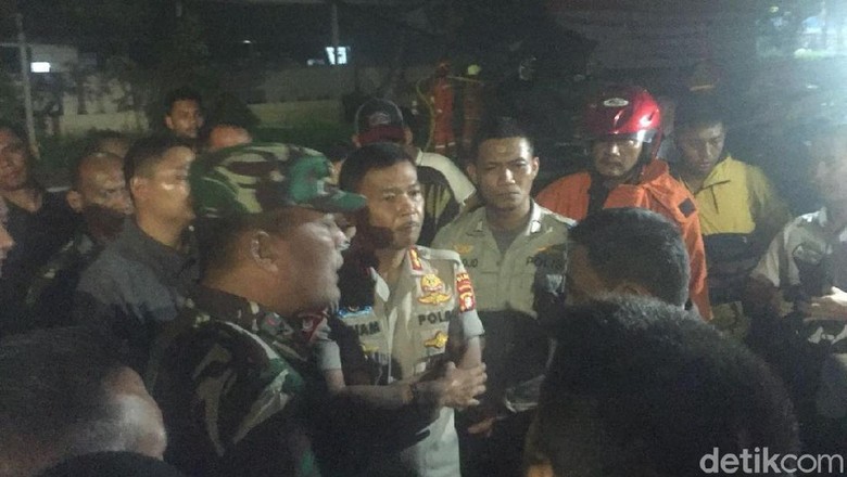 Kapolda dan Pangdam Datangi Polsek Ciracas yang Dirusak Massa Kapolda dan Pangdam Datangi Polsek Ciracas yang Dirusak Massa