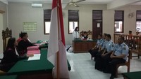Saat diberi kesempatan menanggapi, WN Inggris Taqaddas terus berbicara tanpa henti dan menuding para petugas Imigrasi berbohong.  
