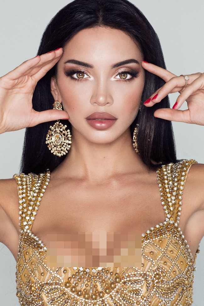 Miss Armenia Eliza Muradyan tampil seduktif dengan busana berbelahan dada rendah yang dihiasi dengan manik-manik mutiara berwarna keemasan. Eliza merupakan lulusan medis di Universitas Moscow, Rusia. Ia kemudian pindah ke kampung halamannya dimana ia bekerja untuk membuka bisnis penyewaan gaun malam. Foto: dok. Miss Universe