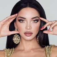Miss Armenia Eliza Muradyan tampil seduktif dengan busana berbelahan dada rendah yang dihiasi dengan manik-manik mutiara berwarna keemasan. Eliza merupakan lulusan medis di Universitas Moscow, Rusia. Ia kemudian pindah ke kampung halamannya dimana ia bekerja untuk membuka bisnis penyewaan gaun malam. Foto: dok. Miss Universe