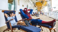 Terbaik untuk keluarga diraih Disney Cruise Line. Kegiatan Disney termasuk Marvel Day at Sea mencakup Spider-Man yang akan mendatangi penumpang untuk bersantai bersama (Matt Stroshane/Disney/CNN Travel) 