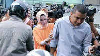 Tanpa kata apapun, Angel Lelga menembus kerumunan wartawan yang menanyakan kasusnya itu. Padahal di sebuah acara televisi ia mau bicara terkait masalahnya itu. Foto: Ismail/detiKFoto