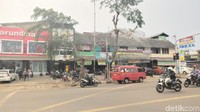Foto: Pengeroyokan itu terjadi di area parkir pertokoan Arundina, Jalan Raya Lapangan Tembak, Kecamatan Ciracas, Jakarta Timur. (Guruh-detikcom)