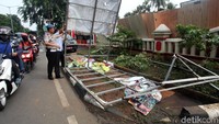 Diduga kasus ini terjadi karena massa mencari tahu soal keberadaan pelaku pemukulan rekannya.