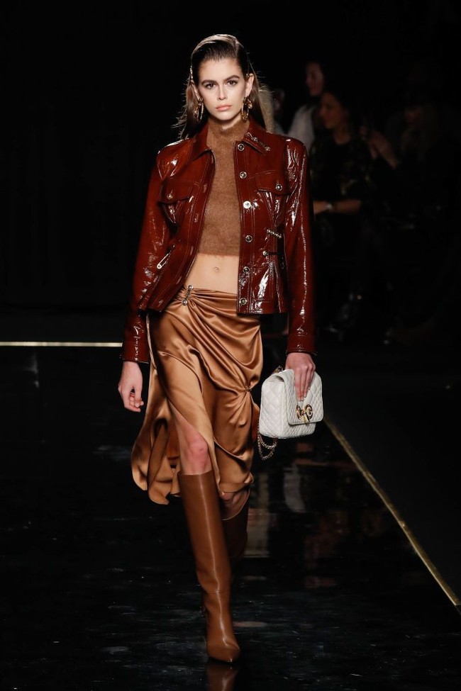 Kaia Gerber sukses mengikuti jejak sang ibu, Cindy Crawford, sebagai model top dunia. Pada acara British Fashion Awards, Senin (10/12/2018), ia menerima penghargaan sebagai Model of the Year di usia 17 tahun. Foto: Getty Images