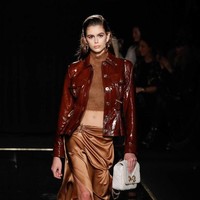 Kaia Gerber sukses mengikuti jejak sang ibu, Cindy Crawford, sebagai model top dunia. Pada acara British Fashion Awards, Senin (10/12/2018), ia menerima penghargaan sebagai Model of the Year di usia 17 tahun. Foto: Getty Images