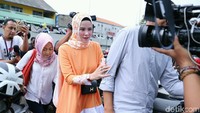 Ia pun maju menembus kerumunan wartawan tersebut. Pool/Ismail/detiKFoto.