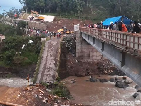 Jembatan Kaligenting Penghubung Pekalongan-Pemalang Roboh