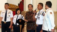 Jokowi berdialog dengan para personel Satpam.