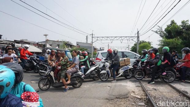 Banyak kendaraan yang lewat di perlintasan ini