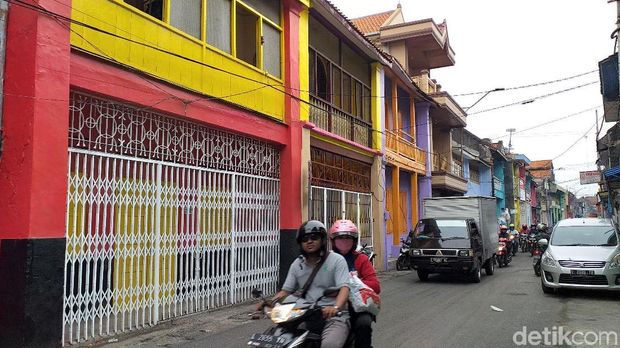 Kata Warga Soal Warna-warni Jalan Panggung di Kota Tua Surabaya