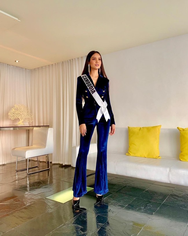 Rern Sinat sendiri sudah bertemu lagi dengan Miss Australia dan Miss USA. Dalam sebuah rekaman video yang beredar, Miss USA dan Miss Australia tampak berkomunikasi dengan Rern menggunakan bantuan Google Translate. Mereka bertanya pada wanita cantik itu apakah dia baik-baik saja dan Rern yang sempat menangis karena masalah ini mengatakan dirinya baik. Foto: Instagram @rern_sinat