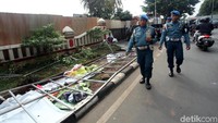 Perusakan di Polsek Ciracas, Jakarta Timur, terjadi pada Selasa (11/12) malam. Polisi menduga ada sekitar 200 orang yang melakukan perusakan.