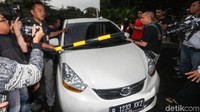 Mobil Sirion berpelat nomor polisi B-1233-KKZ itu pun langsung bergegas. Para wartawan yang menunggunya mencoba menanyai Purwono tentang hasil pemeriksaannya. Namun sopir mobil Purwono langsung tancap gas hingga membuat para wartawan terpental.