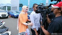 Angel terlihat enggan meladeni pertanyaan para wartawan yang menunggunya. Pool/Ismail/detiKFoto.