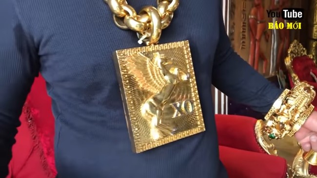 Bepergian dengan emas 13 kg senilai miliaran rupiah bisa membuat Tran Ngoc Phuc jadi sasaran empuk penjahat. Untuk itu, dia selalu ditemani lima pengawal pribadi untuk memastikan keselamatannya. Foto: Screenshot YouTube