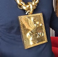 Bepergian dengan emas 13 kg senilai miliaran rupiah bisa membuat Tran Ngoc Phuc jadi sasaran empuk penjahat. Untuk itu, dia selalu ditemani lima pengawal pribadi untuk memastikan keselamatannya. Foto: Screenshot YouTube