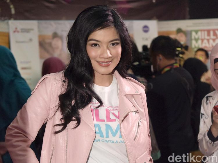 Senyum Manis Titi Kamal yang Awet Muda