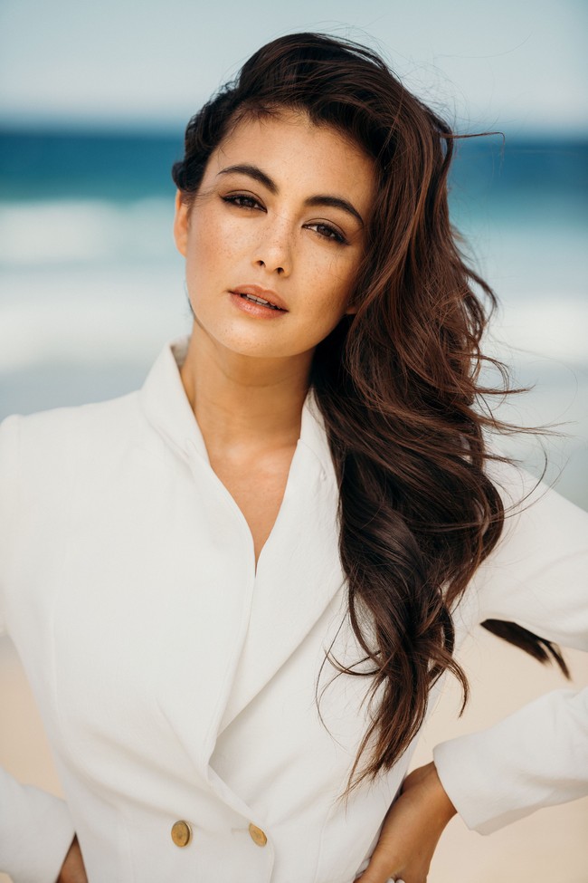 Miss Universe Australia Francesca Hung tampil memesona di foto resmi saat mengenakan blouse putih dan membiarkan rambut panjangnya tergerai indah. Fransesca adalah pemenang Miss Australia pertama keturunan Asia. Ia sangat antusias tentang kesehatan dan kebugaran. Foto: dok. Miss Universe