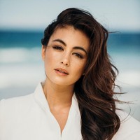 Miss Universe Australia Francesca Hung tampil memesona di foto resmi saat mengenakan blouse putih dan membiarkan rambut panjangnya tergerai indah. Fransesca adalah pemenang Miss Australia pertama keturunan Asia. Ia sangat antusias tentang kesehatan dan kebugaran. Foto: dok. Miss Universe