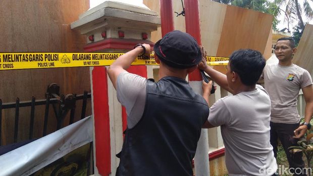 Usai Dirusak, Polsek Ciracas Ditutup Tripleks dan Digaris Polisi